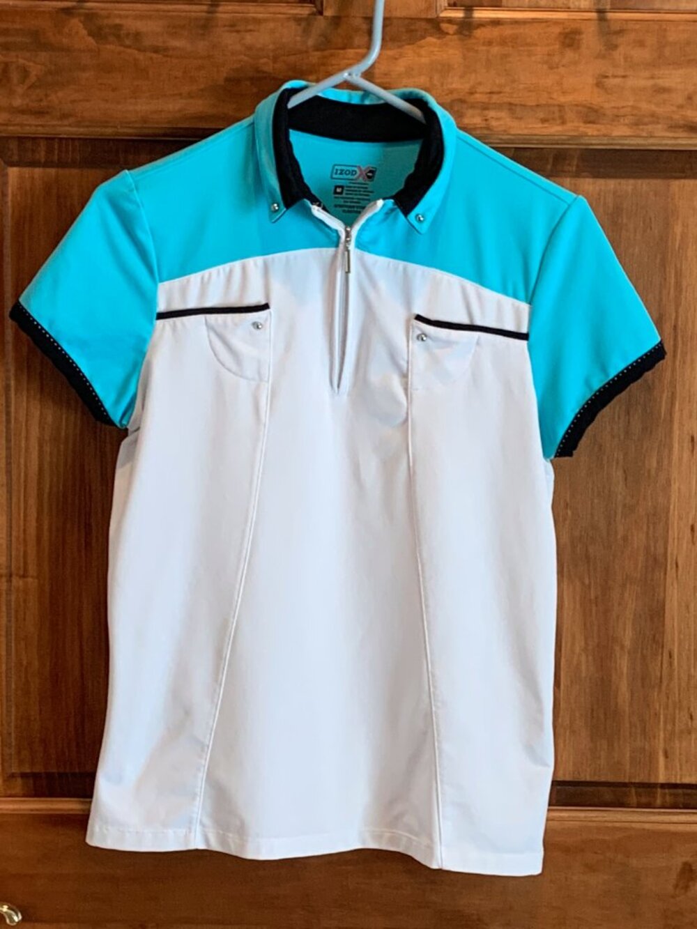 WOMEN'S IZOD PERFORM X SHORT SLEEVE GOLF SHIRT, SIZE MEDIUM, EUC